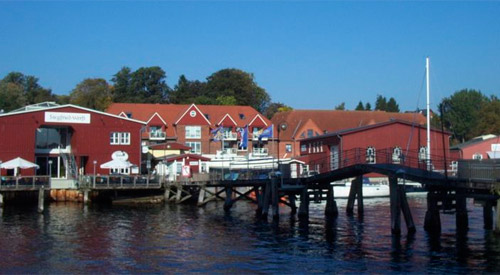 Blick auf den Hafen von Eckernförde mit der Holzbrücke, Quelle Wikepedia, Urheber: MartinDieter